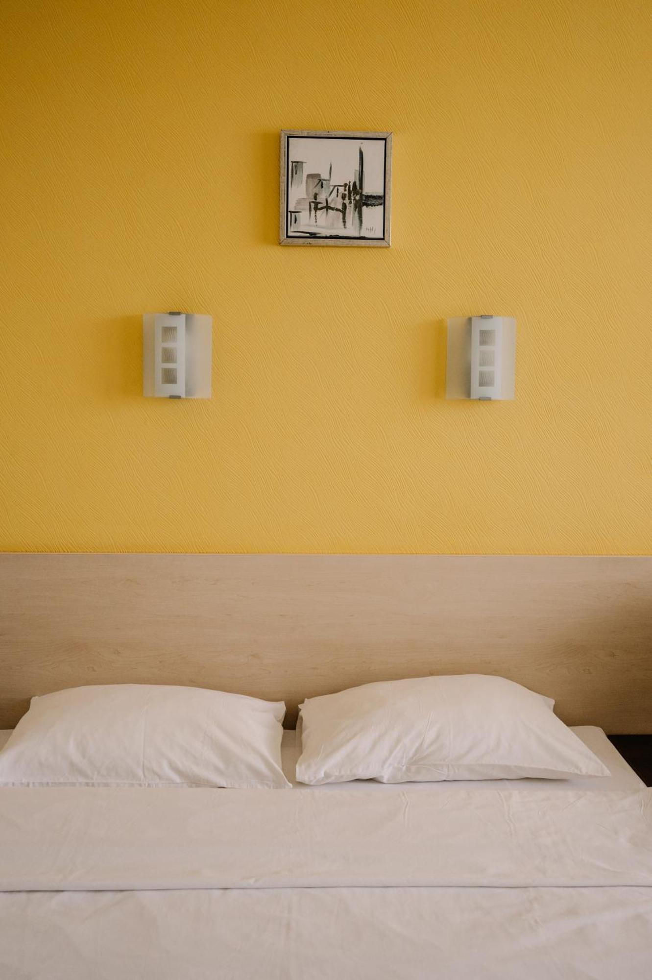 7 Days Hotel Kamyanets-Podilskyi Eksteriør billede